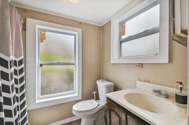 bathroom with a shower with curtain, vanity, and toilet