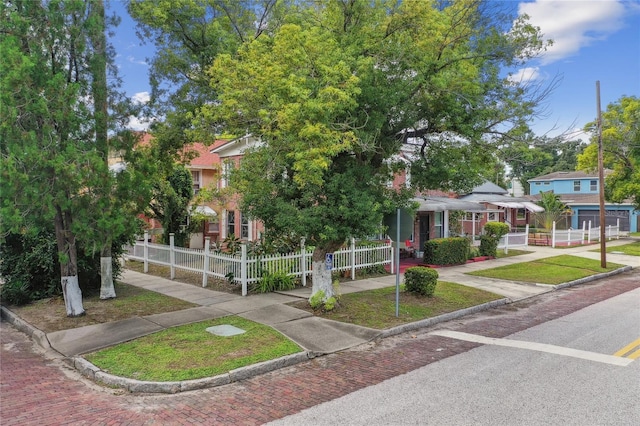 view of front of property featuring a fenced front yard