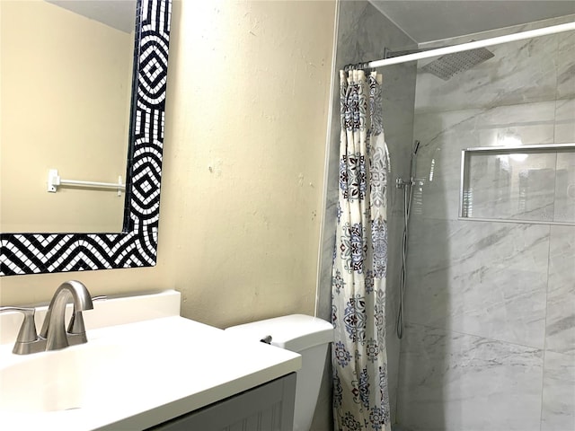 bathroom featuring a shower with curtain, vanity, and toilet