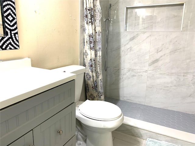 bathroom with toilet, vanity, and curtained shower