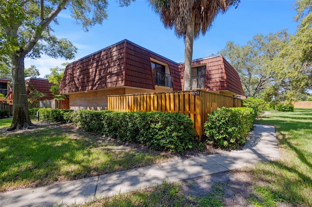 view of side of property featuring a lawn