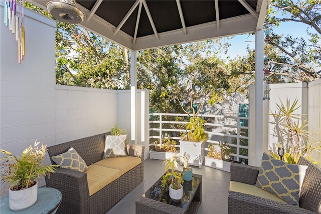 balcony featuring an outdoor hangout area