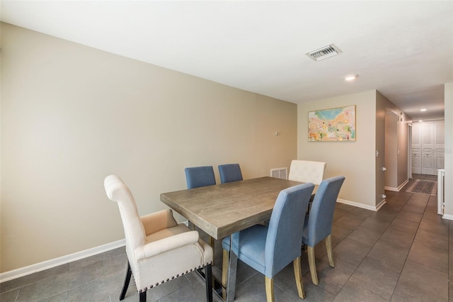 dining space featuring recessed lighting, visible vents, and baseboards