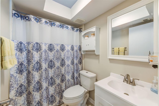 bathroom with toilet, visible vents, a shower with shower curtain, and vanity