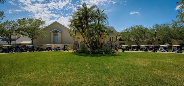 view of front of property featuring a front lawn