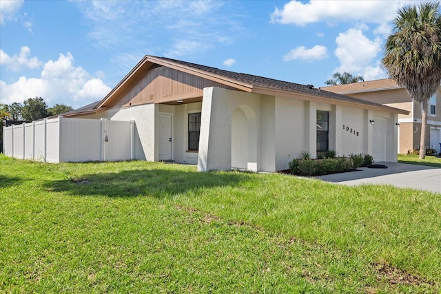 view of front facade featuring a front yard