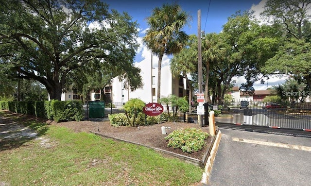 3845 S Lake Dr Unit 192, Tampa, FL 33614 - view of yard featuring a gate