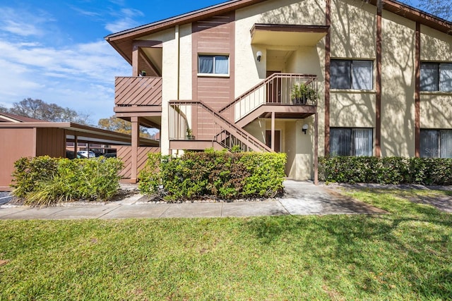 view of front of house featuring a front lawn