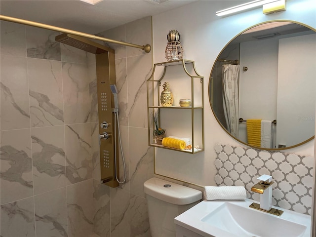 full bathroom with toilet, a sink, visible vents, tiled shower, and backsplash