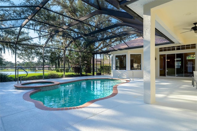 view of pool with a lanai, an in ground hot tub, ceiling fan, and a patio