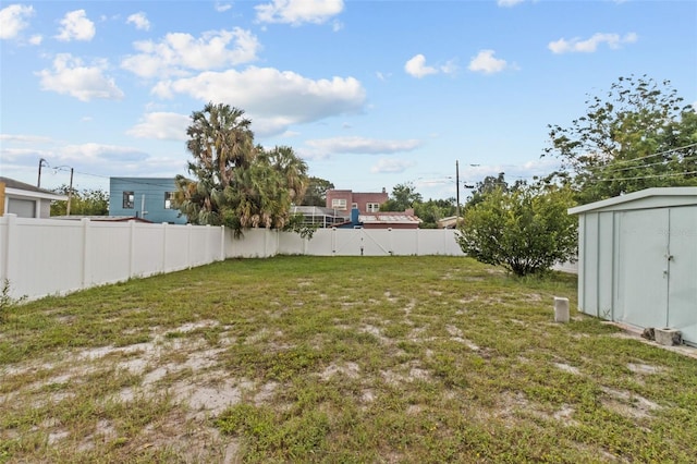 view of yard featuring a storage unit