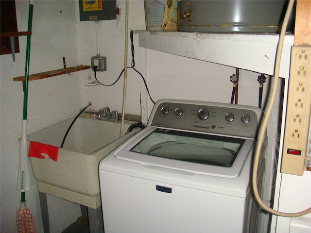 laundry room with washer / dryer