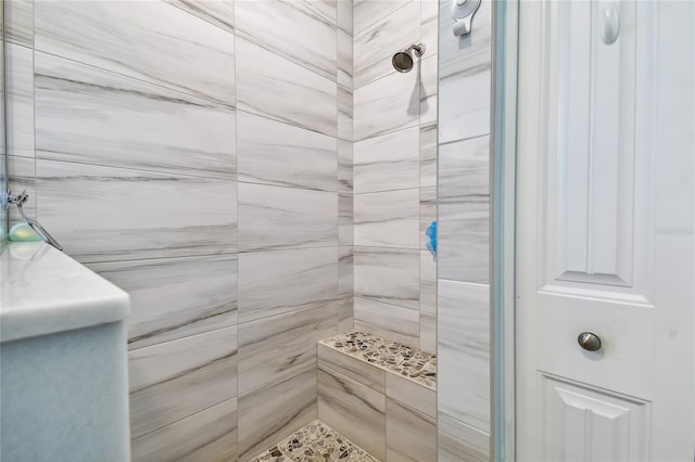 bathroom featuring a tile shower