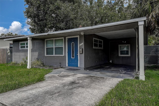 view of front facade featuring a carport