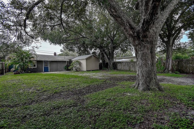 view of yard featuring a storage unit