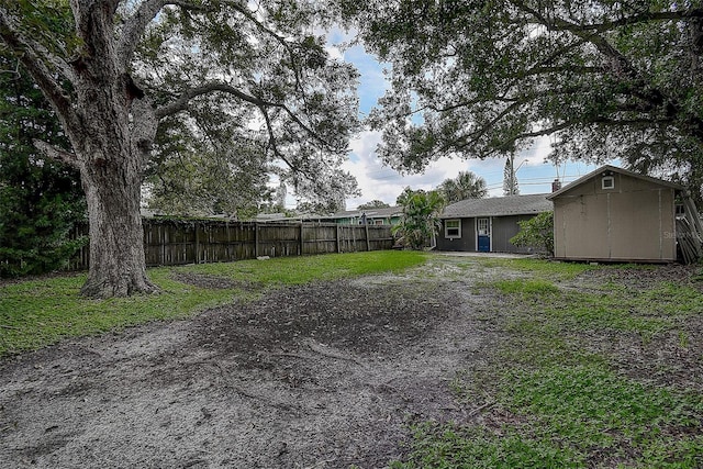 view of yard featuring a shed