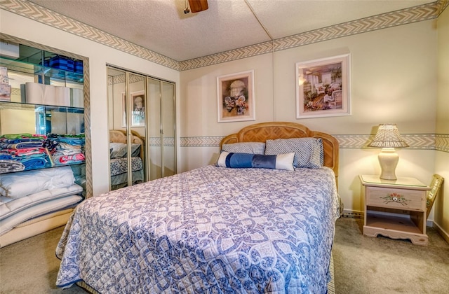 bedroom featuring a closet, ceiling fan, a textured ceiling, and carpet floors