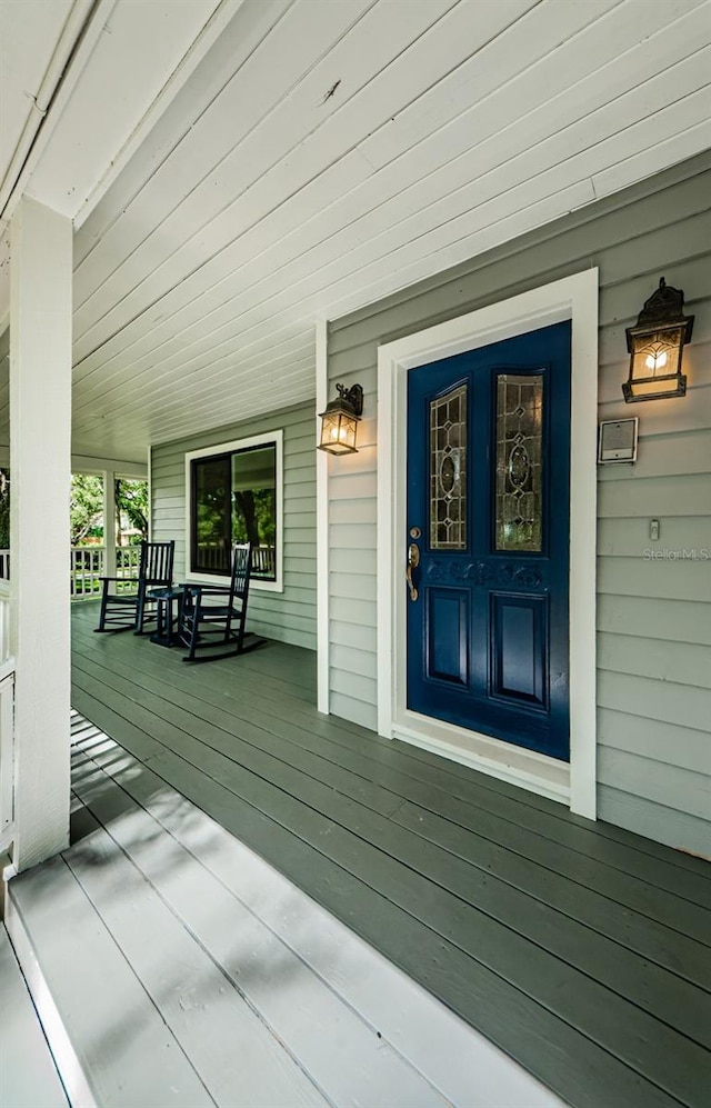 property entrance featuring covered porch