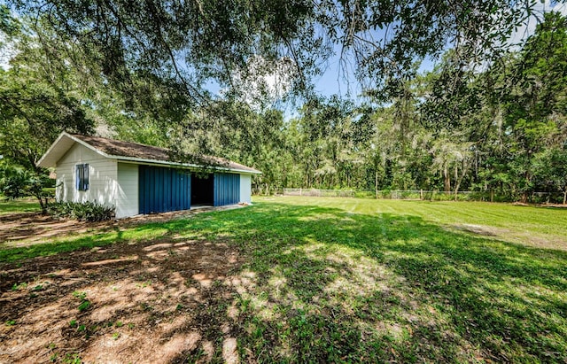 view of yard with an outdoor structure