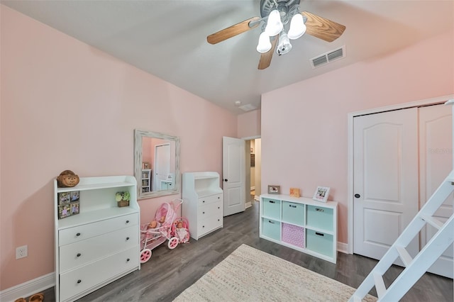 bedroom with dark hardwood / wood-style floors, ceiling fan, and a closet