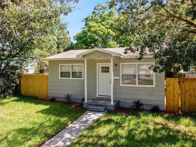 bungalow featuring a front yard