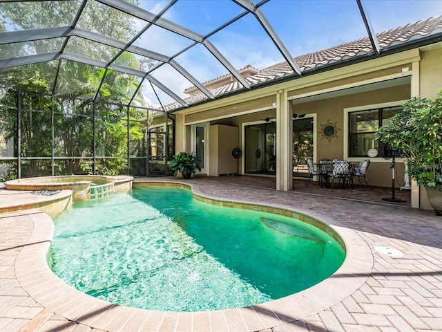 view of swimming pool with a lanai, an in ground hot tub, ceiling fan, and a patio