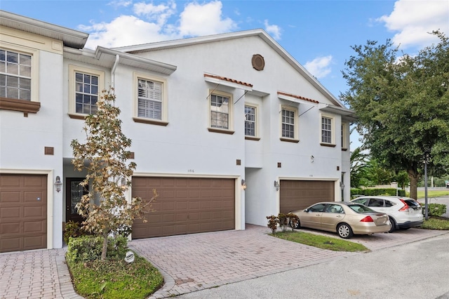 view of front facade featuring a garage