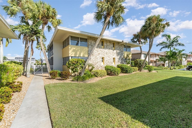 view of front of house featuring a front lawn