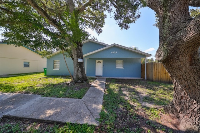 single story home featuring a front lawn