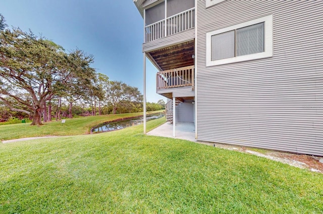 view of yard featuring a balcony