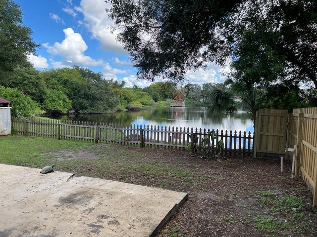 view of yard featuring a water view