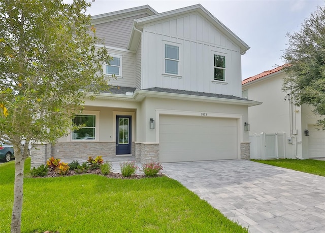 view of front facade featuring a garage and a front lawn