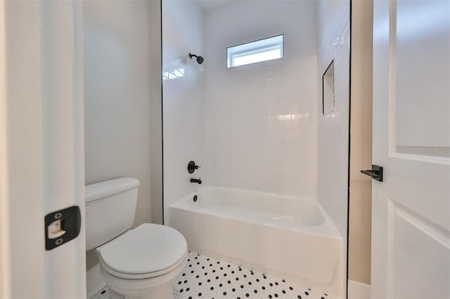 bathroom with tiled shower / bath and toilet