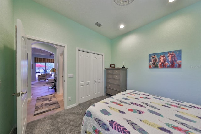 bedroom with carpet flooring and a closet