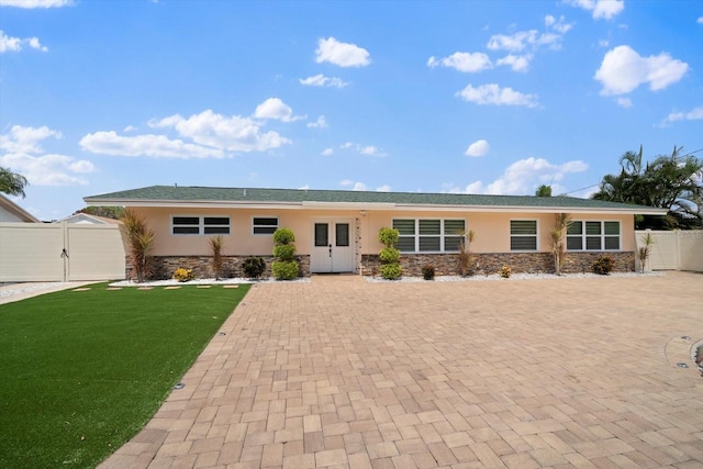 ranch-style house featuring a front lawn