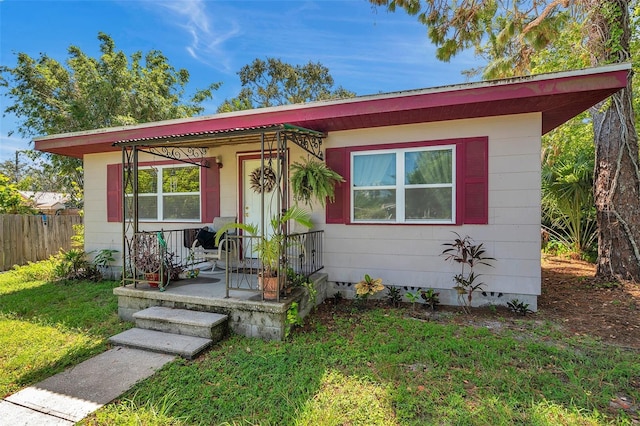 view of front of property featuring a front yard