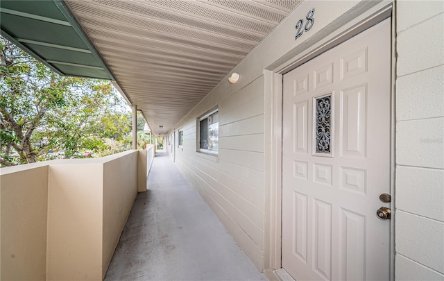 property entrance featuring a balcony