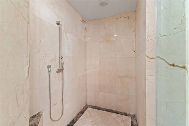 bathroom featuring tiled shower