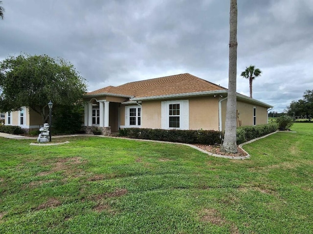 view of front of home featuring a front yard