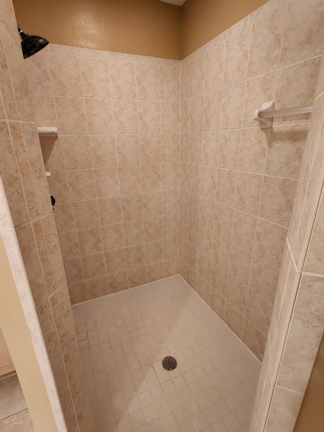 bathroom featuring a tile shower