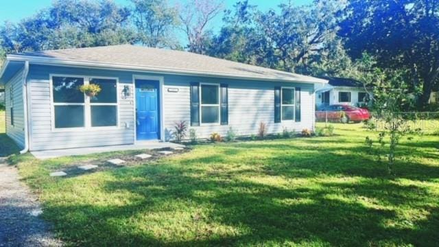 single story home with a front yard