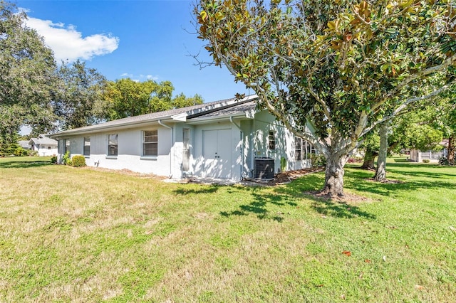 2222 Greenhaven Dr, Sun City Center, FL 33573 - back of house with stucco siding and a yard