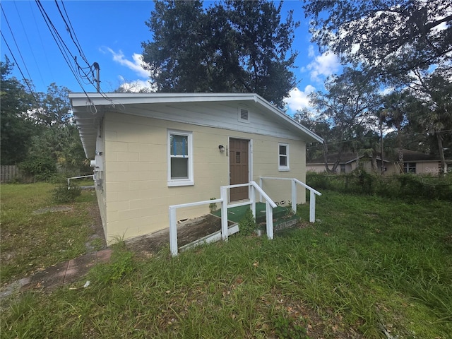 bungalow-style house featuring a front lawn