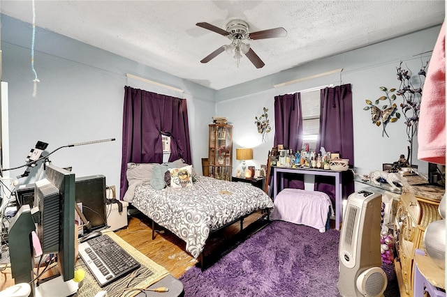 bedroom featuring ceiling fan and a textured ceiling