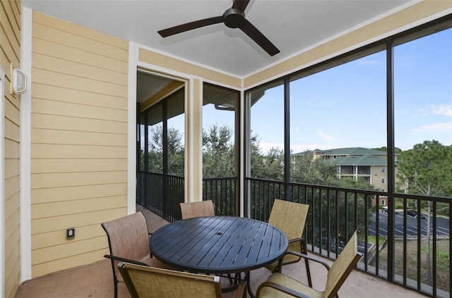 sunroom with ceiling fan