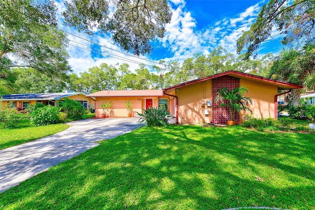 single story home featuring a front yard