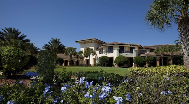 view of front of house featuring a front lawn