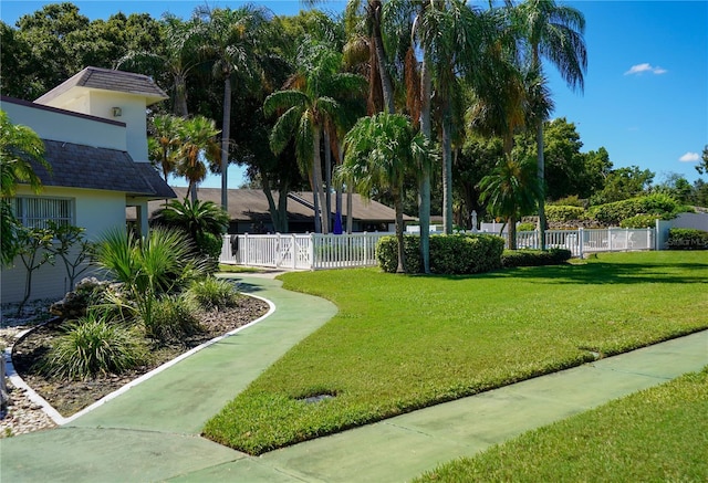 view of property's community featuring a lawn