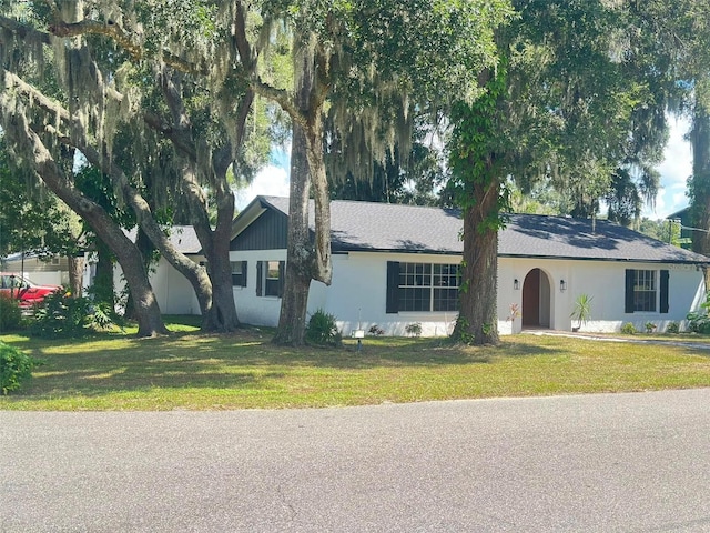 ranch-style house featuring a front yard