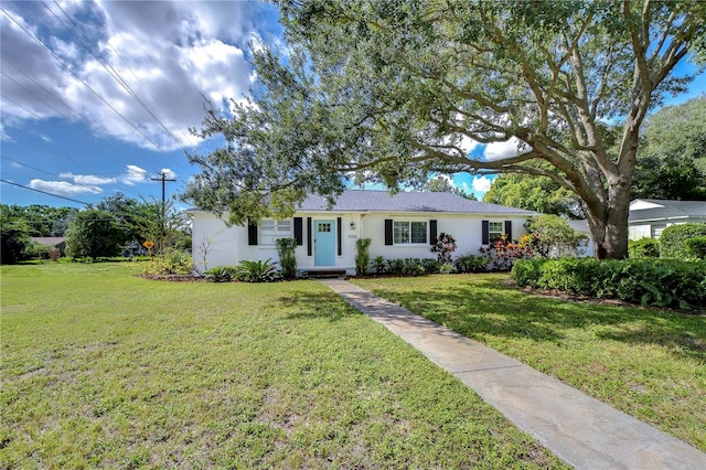 single story home with a front lawn